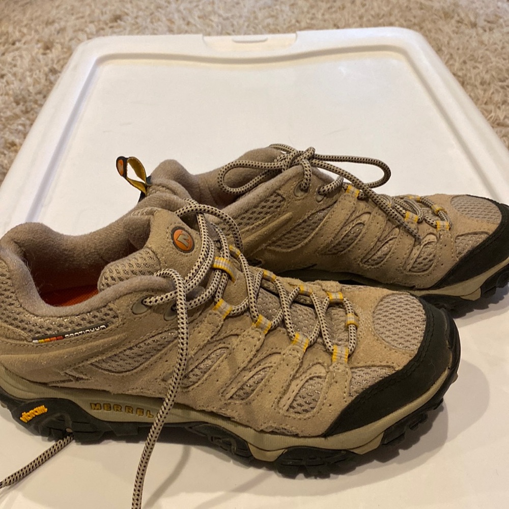 Merrell taupe Moab hiking shoes 8.5 womens boots EUC worn once